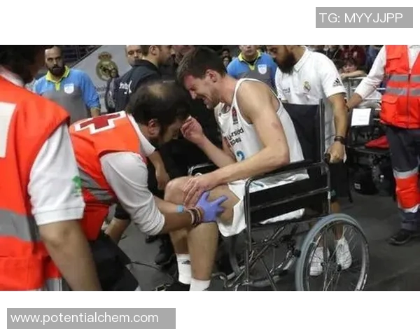 男明星在篮球场意外崴脚瞬间曝光引发粉丝热议与关心